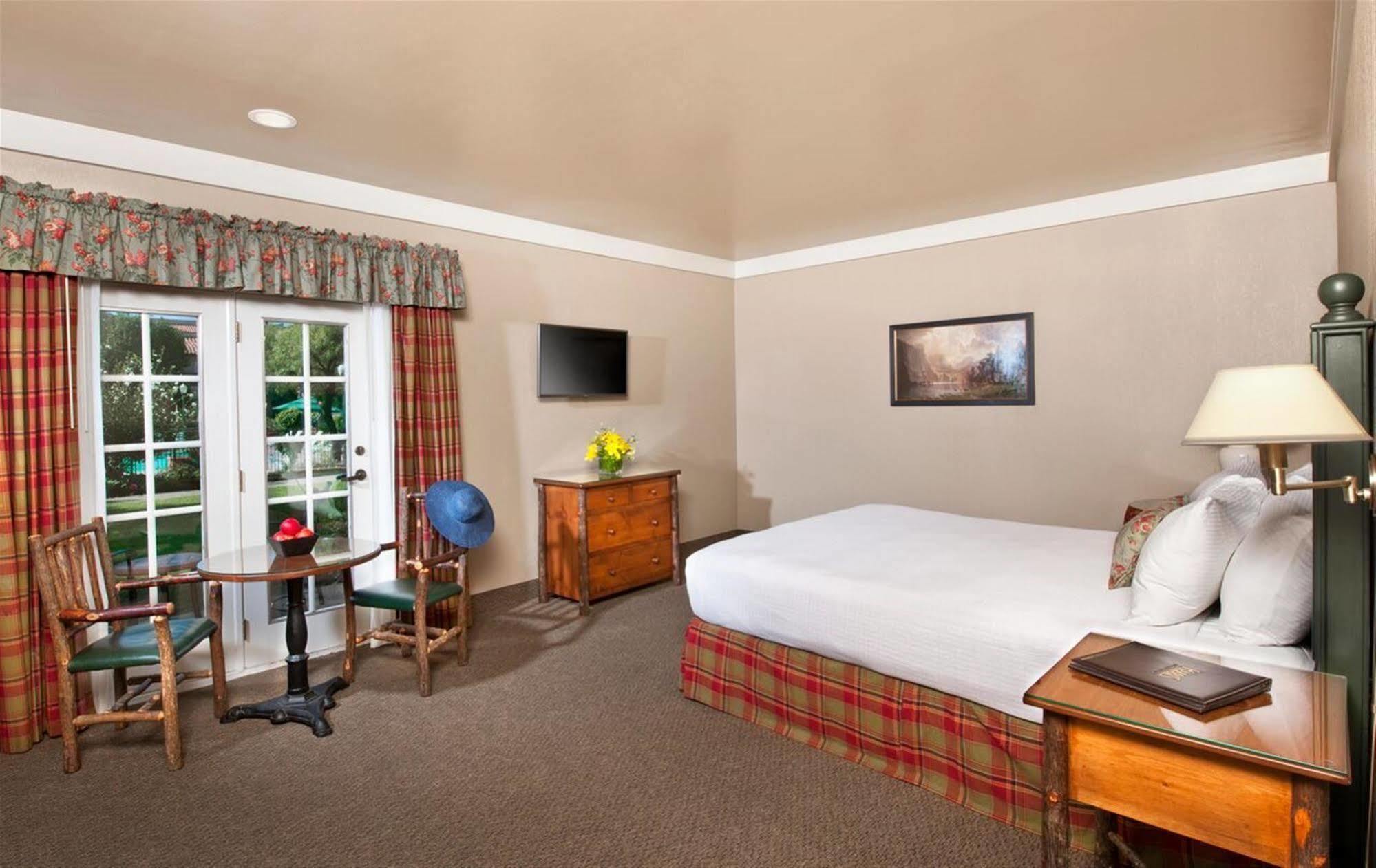 Harris Ranch Inn And Restaurant Huron Екстер'єр фото