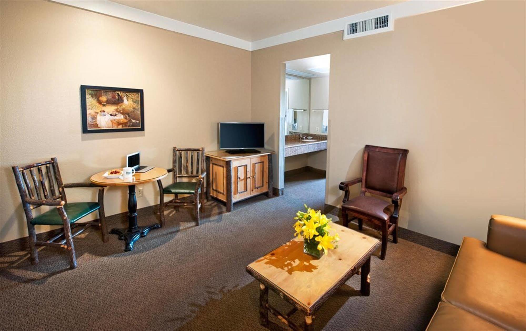 Harris Ranch Inn And Restaurant Huron Екстер'єр фото