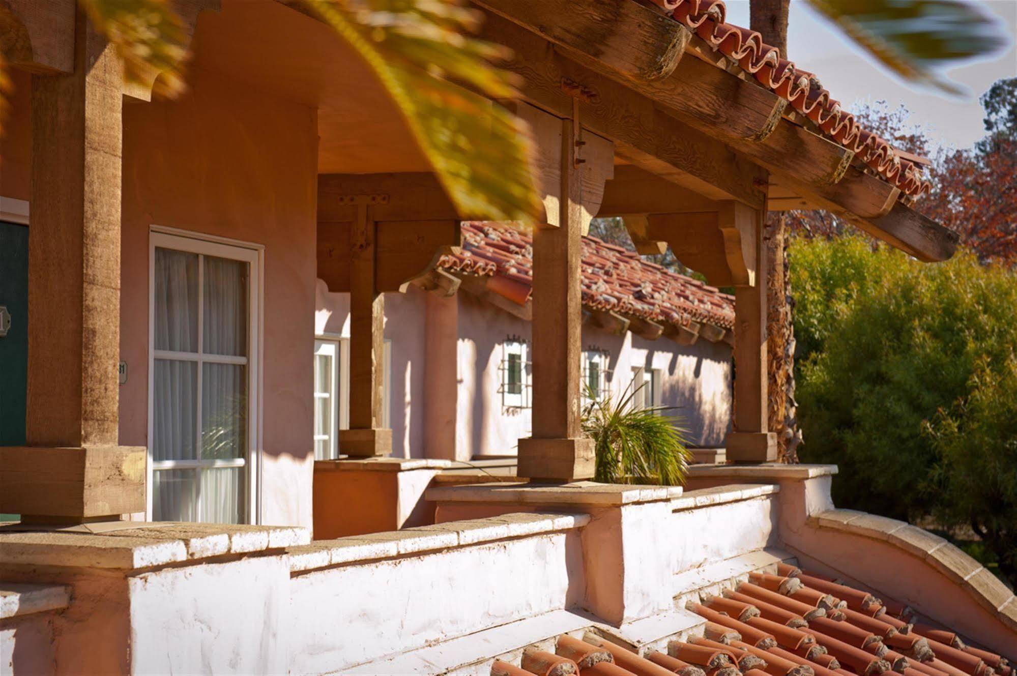 Harris Ranch Inn And Restaurant Huron Екстер'єр фото